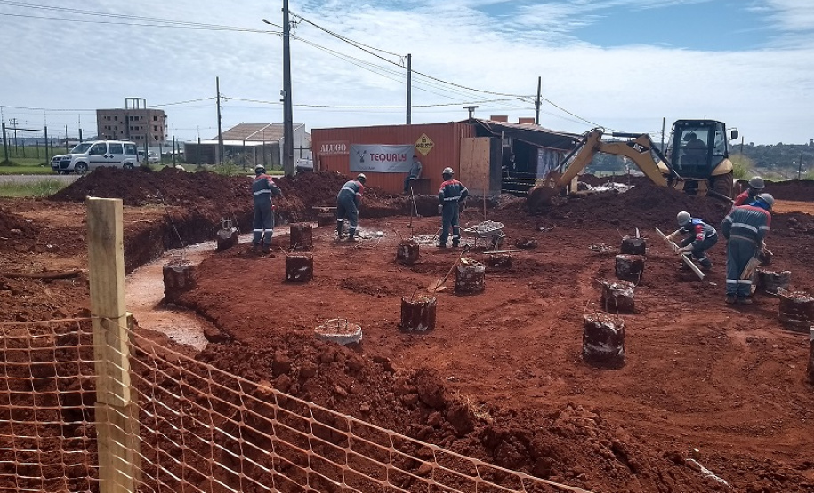 As obras de implantação de mais um reservatório de água para Cascavel tiveram início na primeira quinzena de janeiro. A nova unidade terá capacidade para armazenar 2 milhões de litros de água e vai beneficiar diretamente aos moradores na região Norte da cidade. Com esse empreendimento, a Sanepar amplia em 200% a capacidade de reservação dos bairros que integram a região.  -  Cascavel, 29/01/2020  - Foto: Divulgação Sanepar