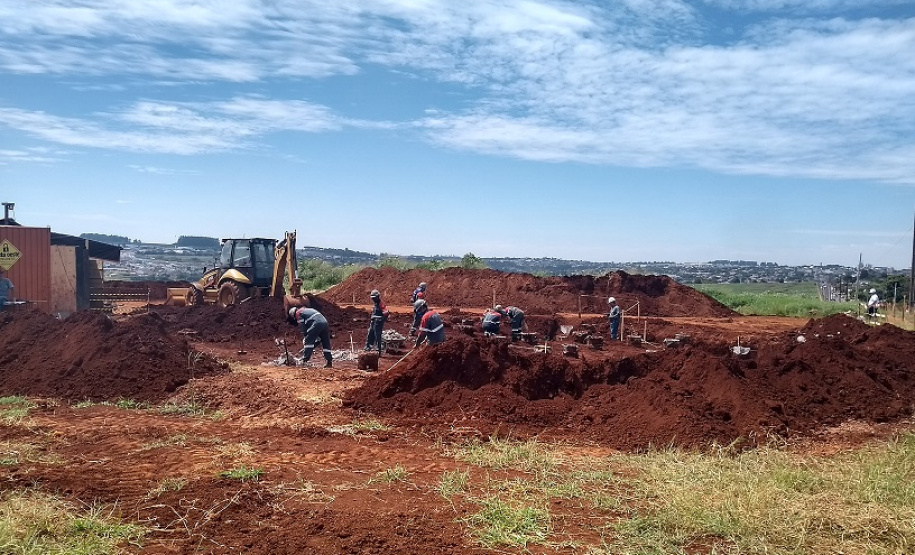 As obras de implantação de mais um reservatório de água para Cascavel tiveram início na primeira quinzena de janeiro. A nova unidade terá capacidade para armazenar 2 milhões de litros de água e vai beneficiar diretamente aos moradores na região Norte da cidade. Com esse empreendimento, a Sanepar amplia em 200% a capacidade de reservação dos bairros que integram a região.  -  Cascavel, 29/01/2020  - Foto: Divulgação Sanepar