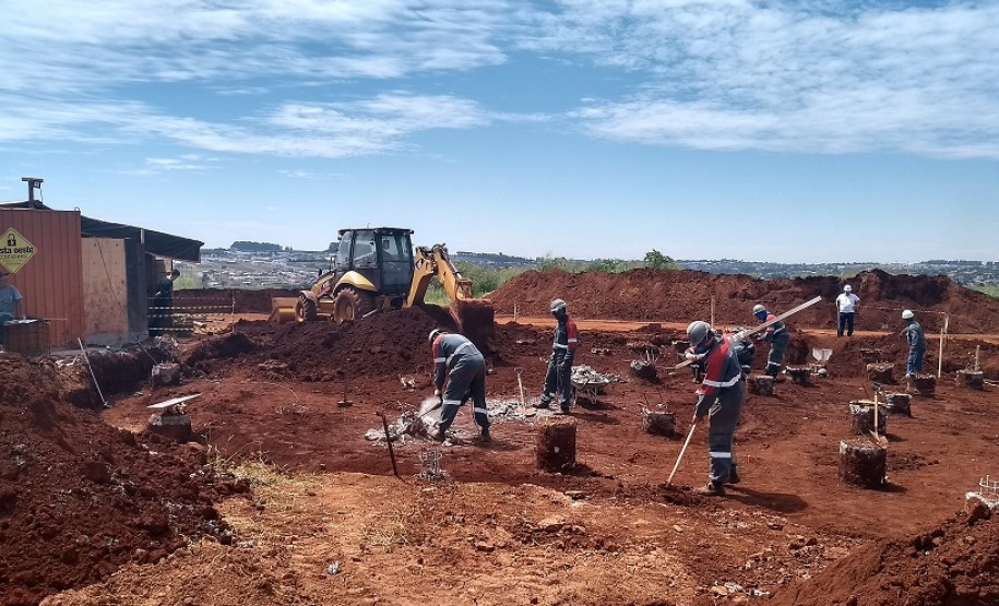 As obras de implantação de mais um reservatório de água para Cascavel tiveram início na primeira quinzena de janeiro. A nova unidade terá capacidade para armazenar 2 milhões de litros de água e vai beneficiar diretamente aos moradores na região Norte da cidade. Com esse empreendimento, a Sanepar amplia em 200% a capacidade de reservação dos bairros que integram a região.  -  Cascavel, 29/01/2020  - Foto: Divulgação Sanepar