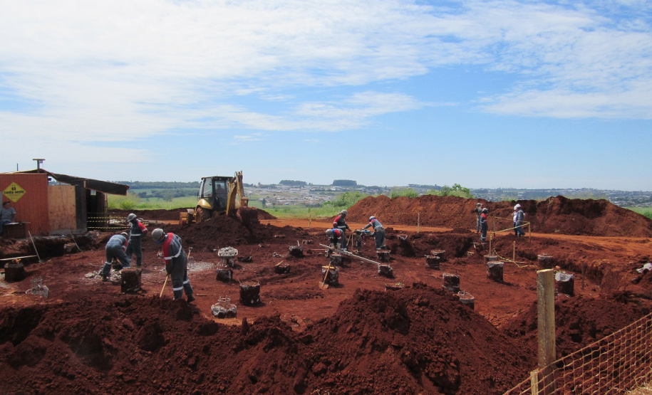 As obras de implantação de mais um reservatório de água para Cascavel tiveram início na primeira quinzena de janeiro. A nova unidade terá capacidade para armazenar 2 milhões de litros de água e vai beneficiar diretamente aos moradores na região Norte da cidade. Com esse empreendimento, a Sanepar amplia em 200% a capacidade de reservação dos bairros que integram a região.  -  Cascavel, 29/01/2020  - Foto: Divulgação Sanepar