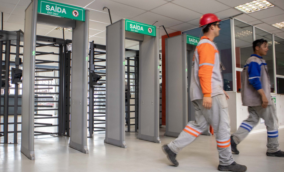 A empresa pública Portos do Paraná intensificou as medidas sanitárias e práticas de controle de tripulação para minimizar os riscos de infecção pelo novo coronavírus. Seguindo regulamentações sanitárias internacionais, a autoridade portuária segue um protocolo diferenciado para embarcações e tripulantes vindos das áreas epidêmicas.