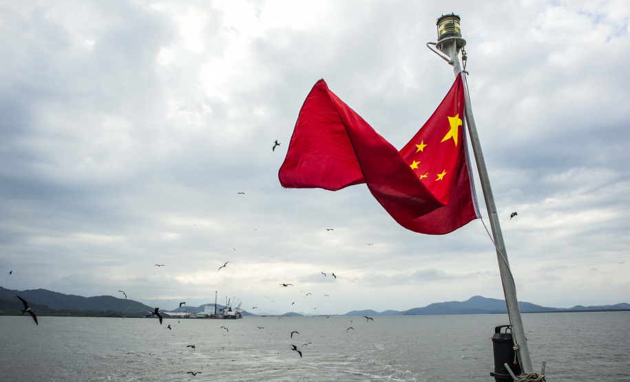 A empresa pública Portos do Paraná intensificou as medidas sanitárias e práticas de controle de tripulação para minimizar os riscos de infecção pelo novo coronavírus. Seguindo regulamentações sanitárias internacionais, a autoridade portuária segue um protocolo diferenciado para embarcações e tripulantes vindos das áreas epidêmicas.
