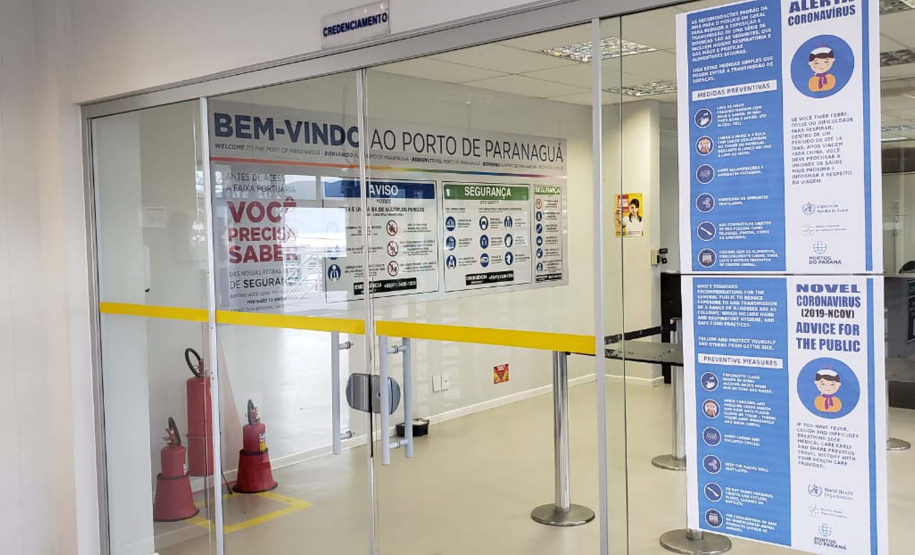 A empresa pública Portos do Paraná intensificou as medidas sanitárias e práticas de controle de tripulação para minimizar os riscos de infecção pelo novo coronavírus. Seguindo regulamentações sanitárias internacionais, a autoridade portuária segue um protocolo diferenciado para embarcações e tripulantes vindos das áreas epidêmicas.