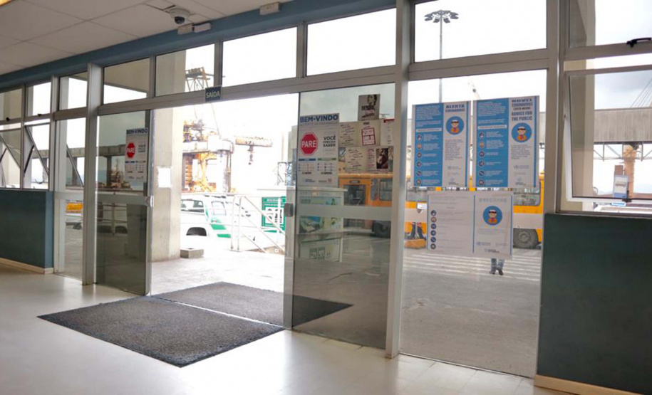 A empresa pública Portos do Paraná intensificou as medidas sanitárias e práticas de controle de tripulação para minimizar os riscos de infecção pelo novo coronavírus. Seguindo regulamentações sanitárias internacionais, a autoridade portuária segue um protocolo diferenciado para embarcações e tripulantes vindos das áreas epidêmicas.