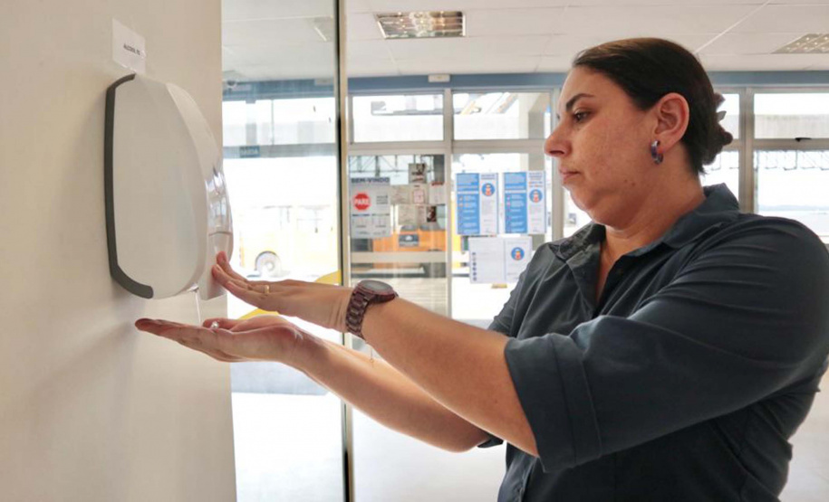 A empresa pública Portos do Paraná intensificou as medidas sanitárias e práticas de controle de tripulação para minimizar os riscos de infecção pelo novo coronavírus. Seguindo regulamentações sanitárias internacionais, a autoridade portuária segue um protocolo diferenciado para embarcações e tripulantes vindos das áreas epidêmicas.