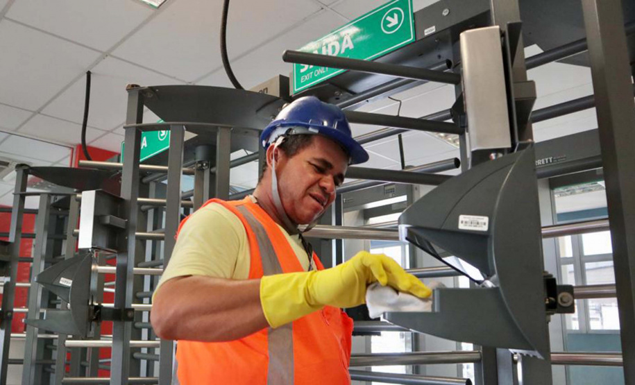 A empresa pública Portos do Paraná intensificou as medidas sanitárias e práticas de controle de tripulação para minimizar os riscos de infecção pelo novo coronavírus. Seguindo regulamentações sanitárias internacionais, a autoridade portuária segue um protocolo diferenciado para embarcações e tripulantes vindos das áreas epidêmicas.