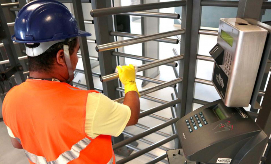 A empresa pública Portos do Paraná intensificou as medidas sanitárias e práticas de controle de tripulação para minimizar os riscos de infecção pelo novo coronavírus. Seguindo regulamentações sanitárias internacionais, a autoridade portuária segue um protocolo diferenciado para embarcações e tripulantes vindos das áreas epidêmicas.