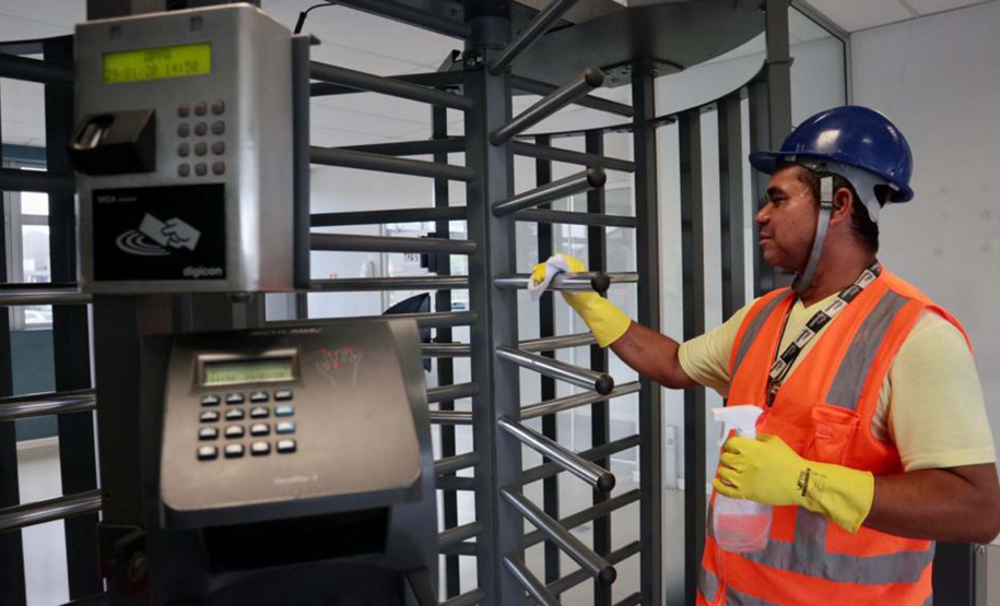 A empresa pública Portos do Paraná intensificou as medidas sanitárias e práticas de controle de tripulação para minimizar os riscos de infecção pelo novo coronavírus. Seguindo regulamentações sanitárias internacionais, a autoridade portuária segue um protocolo diferenciado para embarcações e tripulantes vindos das áreas epidêmicas.