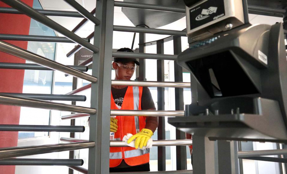 A empresa pública Portos do Paraná intensificou as medidas sanitárias e práticas de controle de tripulação para minimizar os riscos de infecção pelo novo coronavírus. Seguindo regulamentações sanitárias internacionais, a autoridade portuária segue um protocolo diferenciado para embarcações e tripulantes vindos das áreas epidêmicas.