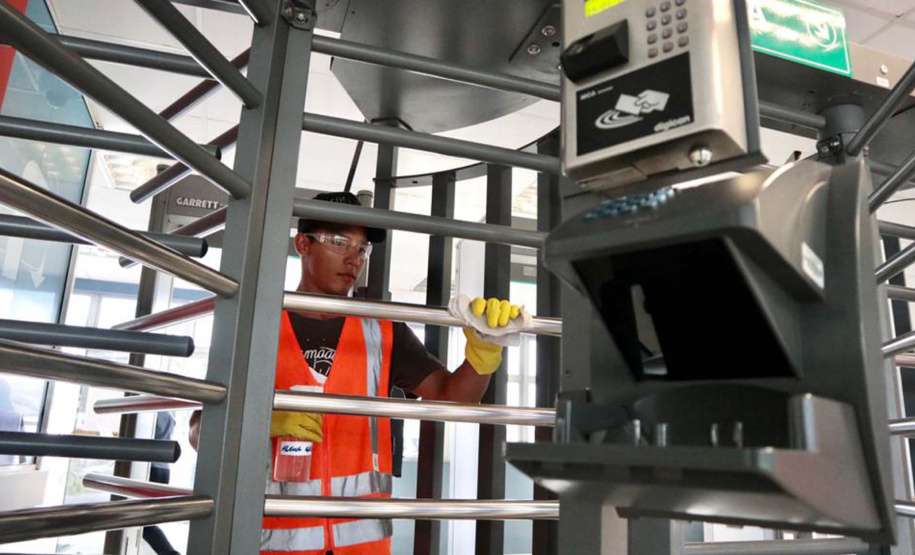 A empresa pública Portos do Paraná intensificou as medidas sanitárias e práticas de controle de tripulação para minimizar os riscos de infecção pelo novo coronavírus. Seguindo regulamentações sanitárias internacionais, a autoridade portuária segue um protocolo diferenciado para embarcações e tripulantes vindos das áreas epidêmicas.