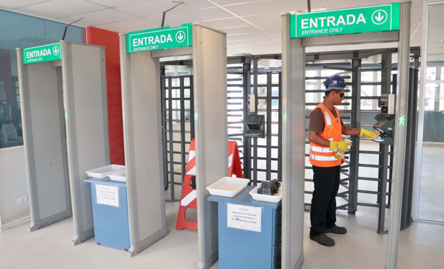 A empresa pública Portos do Paraná intensificou as medidas sanitárias e práticas de controle de tripulação para minimizar os riscos de infecção pelo novo coronavírus. Seguindo regulamentações sanitárias internacionais, a autoridade portuária segue um protocolo diferenciado para embarcações e tripulantes vindos das áreas epidêmicas.