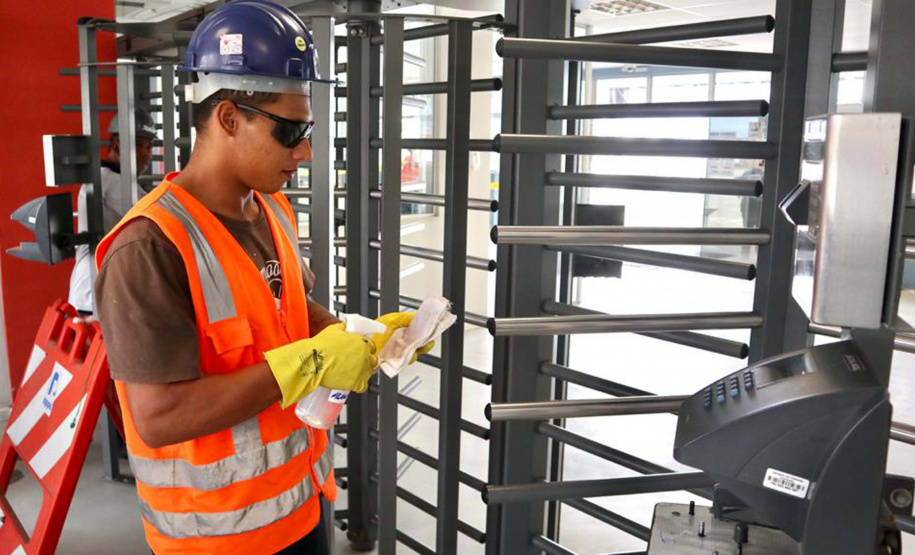 A empresa pública Portos do Paraná intensificou as medidas sanitárias e práticas de controle de tripulação para minimizar os riscos de infecção pelo novo coronavírus. Seguindo regulamentações sanitárias internacionais, a autoridade portuária segue um protocolo diferenciado para embarcações e tripulantes vindos das áreas epidêmicas.