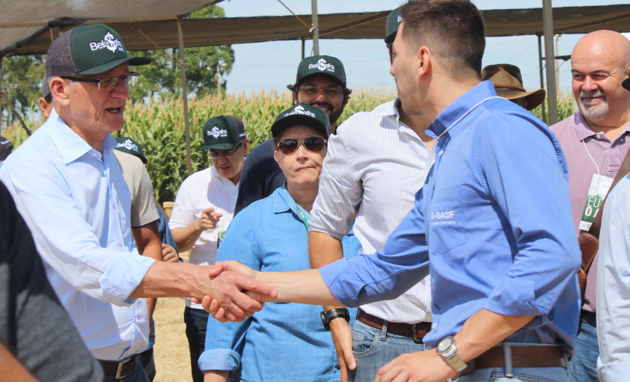 O secretário estadual da Agricultura e do Abastecimento, Norberto Ortigara, participou nesta quarta-feira (29), em Cambé, do 19º BelaSafra 2020, evento da Belagrícola que está apresentando as últimas tecnologias para maximizar a produtividade no campo. O diretor-presidente da Agência de Defesa Agropecuária do Paraná (Adapar), Otamir Cesar Martins, e o deputado estadual Tiago Amaral, também estiveram no evento. Foto: SEAB