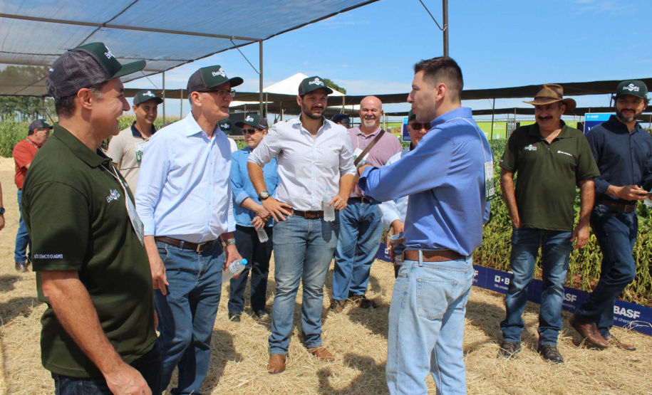 O secretário estadual da Agricultura e do Abastecimento, Norberto Ortigara, participou nesta quarta-feira (29), em Cambé, do 19º BelaSafra 2020, evento da Belagrícola que está apresentando as últimas tecnologias para maximizar a produtividade no campo. O diretor-presidente da Agência de Defesa Agropecuária do Paraná (Adapar), Otamir Cesar Martins, e o deputado estadual Tiago Amaral, também estiveram no evento. Foto: SEAB