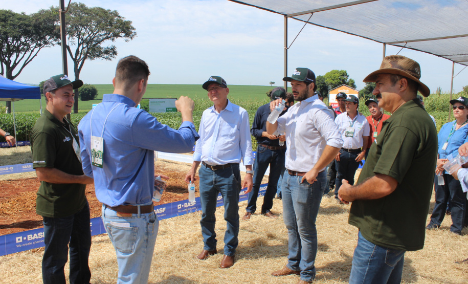 O secretário estadual da Agricultura e do Abastecimento, Norberto Ortigara, participou nesta quarta-feira (29), em Cambé, do 19º BelaSafra 2020, evento da Belagrícola que está apresentando as últimas tecnologias para maximizar a produtividade no campo. O diretor-presidente da Agência de Defesa Agropecuária do Paraná (Adapar), Otamir Cesar Martins, e o deputado estadual Tiago Amaral, também estiveram no evento. Foto: SEAB
