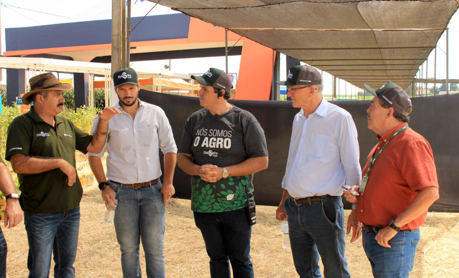 O secretário estadual da Agricultura e do Abastecimento, Norberto Ortigara, participou nesta quarta-feira (29), em Cambé, do 19º BelaSafra 2020, evento da Belagrícola que está apresentando as últimas tecnologias para maximizar a produtividade no campo. O diretor-presidente da Agência de Defesa Agropecuária do Paraná (Adapar), Otamir Cesar Martins, e o deputado estadual Tiago Amaral, também estiveram no evento. Foto: SEAB