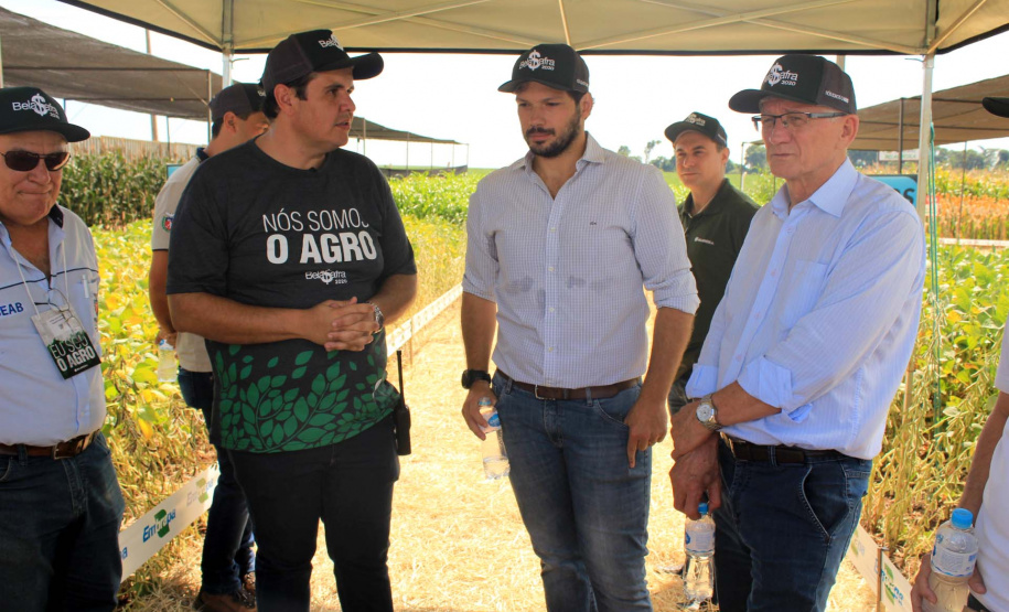 O secretário estadual da Agricultura e do Abastecimento, Norberto Ortigara, participou nesta quarta-feira (29), em Cambé, do 19º BelaSafra 2020, evento da Belagrícola que está apresentando as últimas tecnologias para maximizar a produtividade no campo. O diretor-presidente da Agência de Defesa Agropecuária do Paraná (Adapar), Otamir Cesar Martins, e o deputado estadual Tiago Amaral, também estiveram no evento. Foto: SEAB