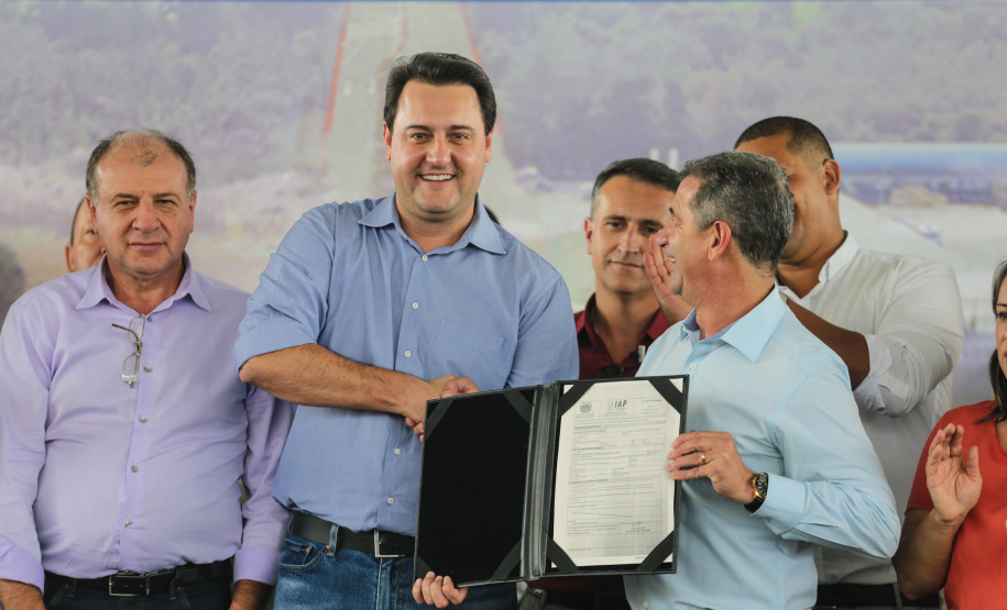 O Governador Carlos Massa Ratinho Junior entrega a ordem de serviço para as obras de duplicação do trecho Norte da Avenida Rui Barbosa, um dos principais eixos viários de São José dos Pinhais, na Região Metropolitana de Curitiba.  São José dos Pinhais, 29/01/2020 - Foto: Geraldo Bubniak/AEN