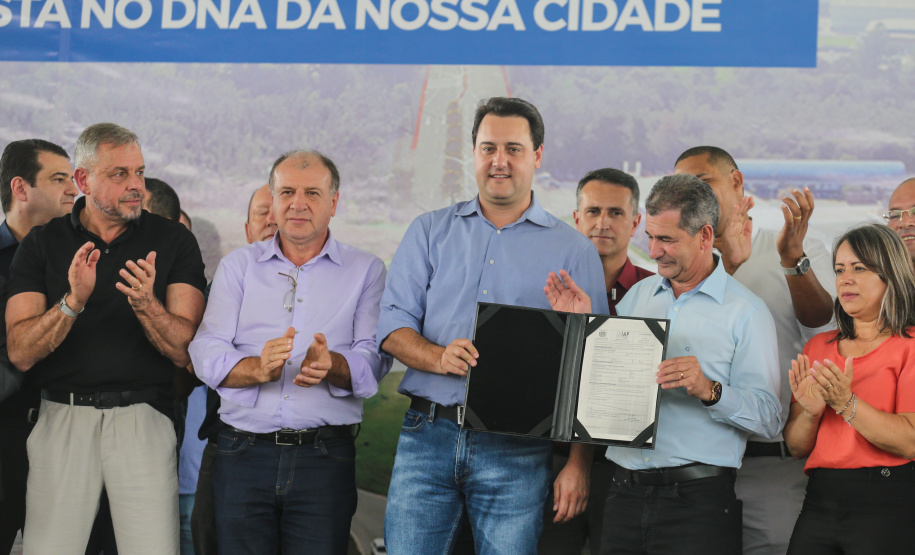 O Governador Carlos Massa Ratinho Junior entrega a ordem de serviço para as obras de duplicação do trecho Norte da Avenida Rui Barbosa, um dos principais eixos viários de São José dos Pinhais, na Região Metropolitana de Curitiba.  São José dos Pinhais, 29/01/2020 - Foto: Geraldo Bubniak/AEN