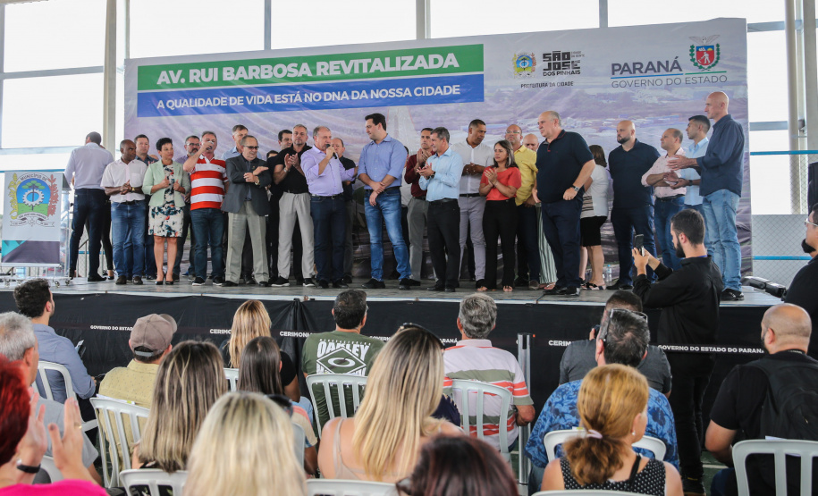 O Governador Carlos Massa Ratinho Junior entrega a ordem de serviço para as obras de duplicação do trecho Norte da Avenida Rui Barbosa, um dos principais eixos viários de São José dos Pinhais, na Região Metropolitana de Curitiba.  São José dos Pinhais, 29/01/2020 - Foto: Geraldo Bubniak/AEN