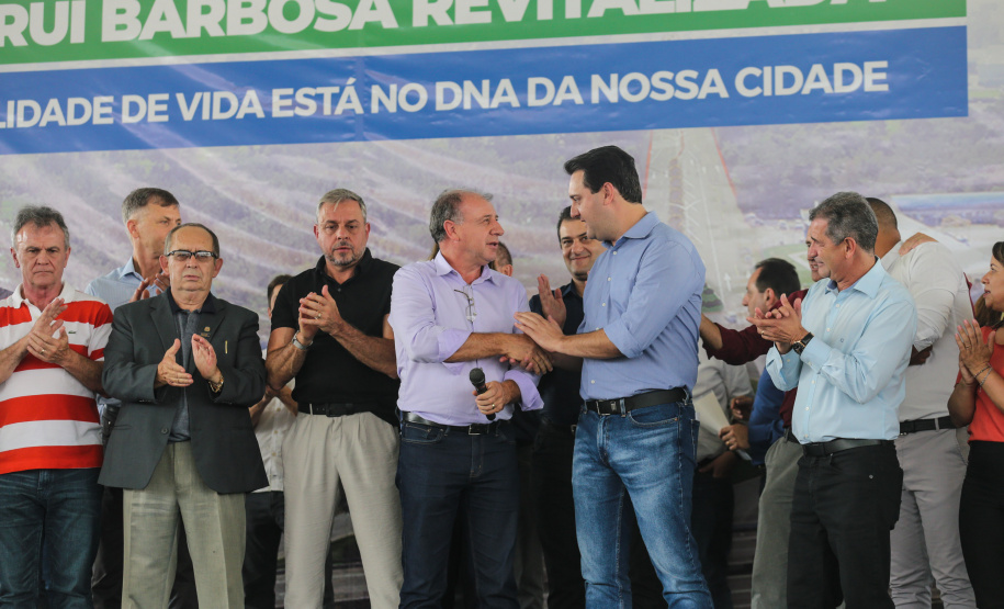 O Governador Carlos Massa Ratinho Junior entrega a ordem de serviço para as obras de duplicação do trecho Norte da Avenida Rui Barbosa, um dos principais eixos viários de São José dos Pinhais, na Região Metropolitana de Curitiba.  São José dos Pinhais, 29/01/2020 - Foto: Geraldo Bubniak/AEN