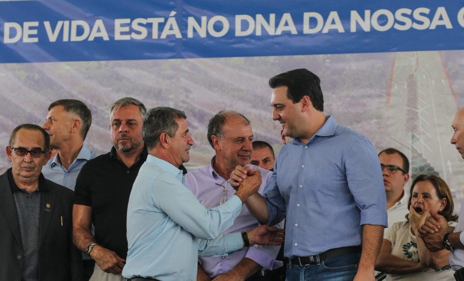 O Governador Carlos Massa Ratinho Junior entrega a ordem de serviço para as obras de duplicação do trecho Norte da Avenida Rui Barbosa, um dos principais eixos viários de São José dos Pinhais, na Região Metropolitana de Curitiba.  São José dos Pinhais, 29/01/2020 - Foto: Geraldo Bubniak/AEN