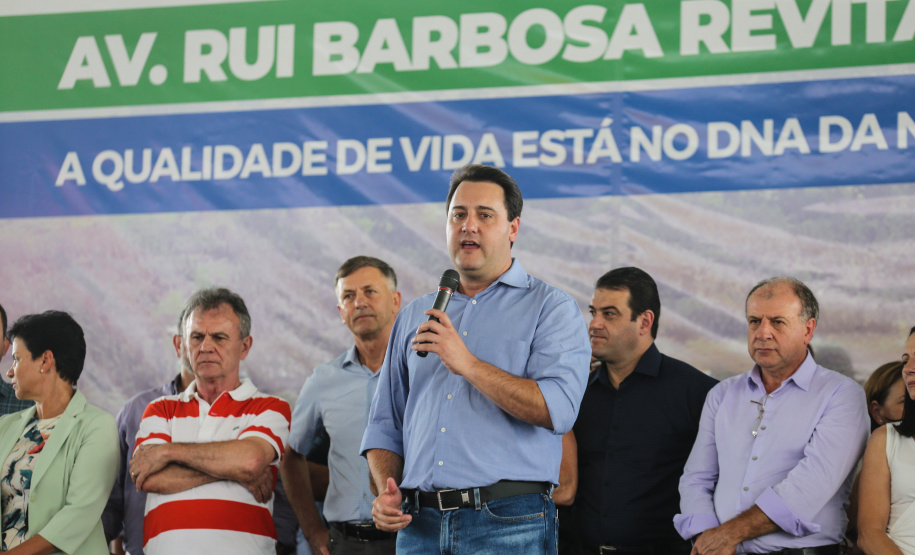 O Governador Carlos Massa Ratinho Junior entrega a ordem de serviço para as obras de duplicação do trecho Norte da Avenida Rui Barbosa, um dos principais eixos viários de São José dos Pinhais, na Região Metropolitana de Curitiba.  São José dos Pinhais, 29/01/2020 - Foto: Geraldo Bubniak/AEN