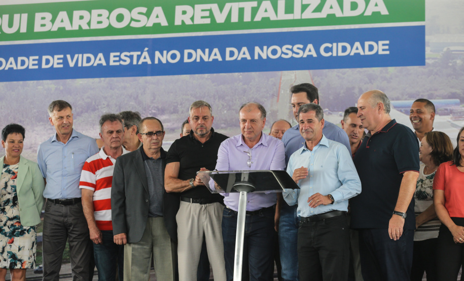 O Governador Carlos Massa Ratinho Junior entrega a ordem de serviço para as obras de duplicação do trecho Norte da Avenida Rui Barbosa, um dos principais eixos viários de São José dos Pinhais, na Região Metropolitana de Curitiba.  São José dos Pinhais, 29/01/2020 - Foto: Geraldo Bubniak/AEN