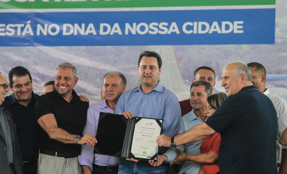 O Governador Carlos Massa Ratinho Junior entrega a ordem de serviço para as obras de duplicação do trecho Norte da Avenida Rui Barbosa, um dos principais eixos viários de São José dos Pinhais, na Região Metropolitana de Curitiba.  São José dos Pinhais, 29/01/2020 - Foto: Geraldo Bubniak/AEN