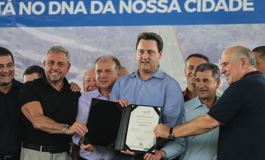 O Governador Carlos Massa Ratinho Junior entrega a ordem de serviço para as obras de duplicação do trecho Norte da Avenida Rui Barbosa, um dos principais eixos viários de São José dos Pinhais, na Região Metropolitana de Curitiba.  São José dos Pinhais, 29/01/2020 - Foto: Geraldo Bubniak/AEN