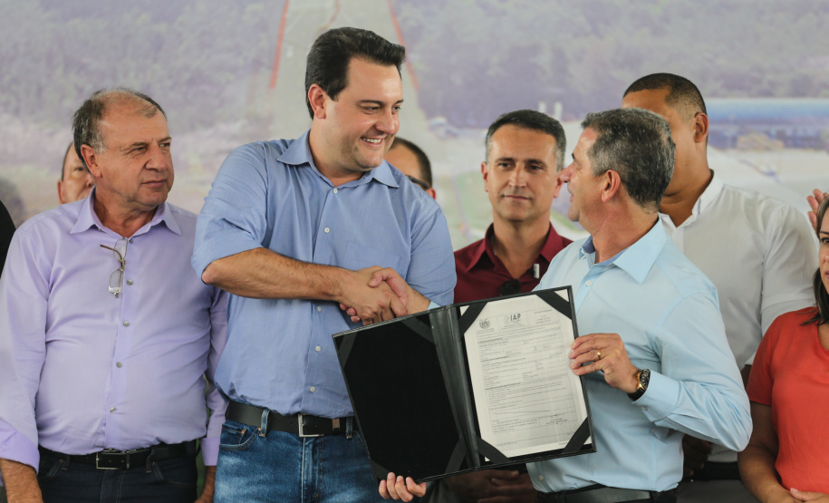 O Governador Carlos Massa Ratinho Junior entrega a ordem de serviço para as obras de duplicação do trecho Norte da Avenida Rui Barbosa, um dos principais eixos viários de São José dos Pinhais, na Região Metropolitana de Curitiba.  São José dos Pinhais, 29/01/2020 - Foto: Geraldo Bubniak/AEN