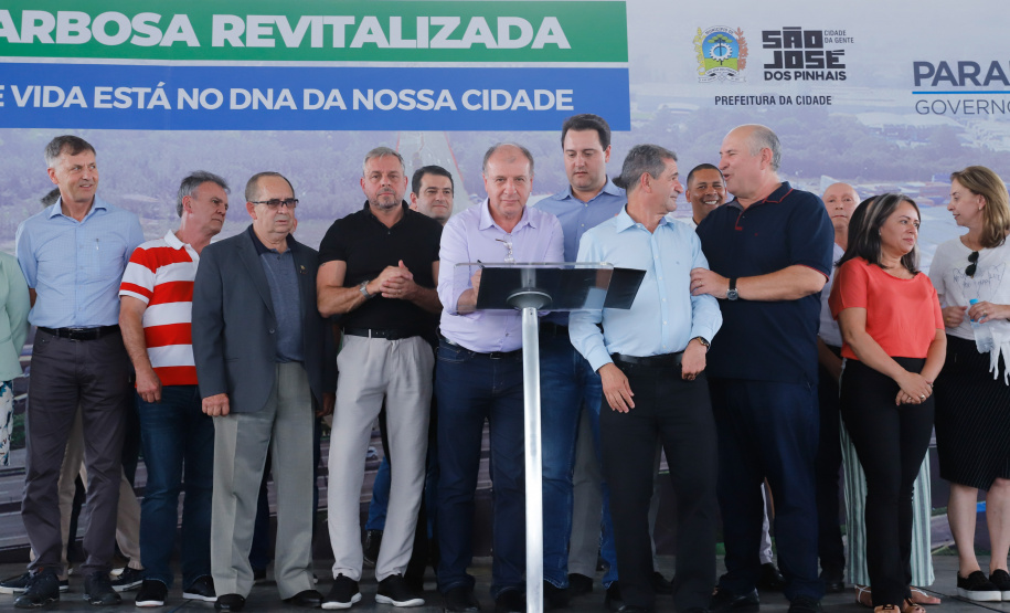 Com apoio do Governo do Estado, uma das mais importantes vias de São José dos Pinhais, na Região Metropolitana de Curitiba (RMC), será duplicada e revitalizada. O governador Carlos Massa Ratinho Junior assinou nesta quarta-feira (29), na Praça da Juventude, no bairro Guatupê, a ordem de serviço para o início das obras de duplicação da Avenida Rui Barbosa, Trecho Norte.