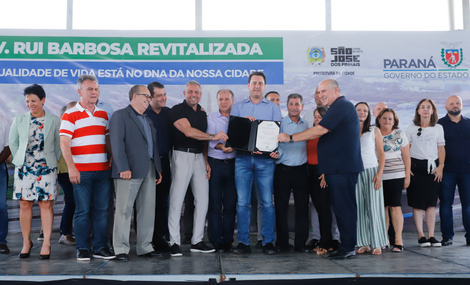 Com apoio do Governo do Estado, uma das mais importantes vias de São José dos Pinhais, na Região Metropolitana de Curitiba (RMC), será duplicada e revitalizada. O governador Carlos Massa Ratinho Junior assinou nesta quarta-feira (29), na Praça da Juventude, no bairro Guatupê, a ordem de serviço para o início das obras de duplicação da Avenida Rui Barbosa, Trecho Norte.