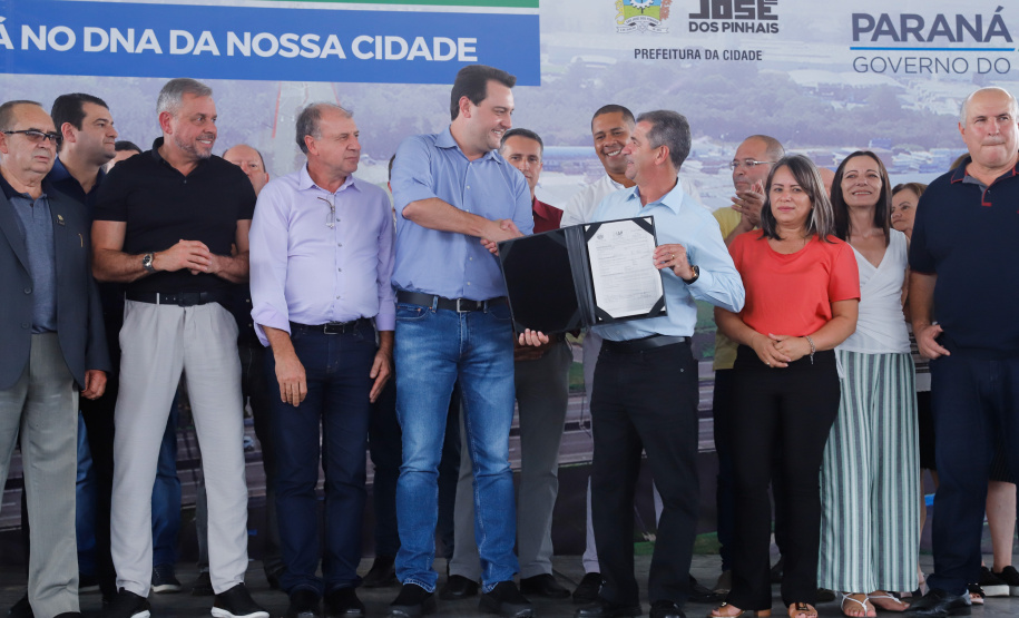 Com apoio do Governo do Estado, uma das mais importantes vias de São José dos Pinhais, na Região Metropolitana de Curitiba (RMC), será duplicada e revitalizada. O governador Carlos Massa Ratinho Junior assinou nesta quarta-feira (29), na Praça da Juventude, no bairro Guatupê, a ordem de serviço para o início das obras de duplicação da Avenida Rui Barbosa, Trecho Norte.