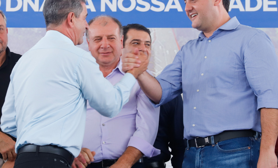 Com apoio do Governo do Estado, uma das mais importantes vias de São José dos Pinhais, na Região Metropolitana de Curitiba (RMC), será duplicada e revitalizada. O governador Carlos Massa Ratinho Junior assinou nesta quarta-feira (29), na Praça da Juventude, no bairro Guatupê, a ordem de serviço para o início das obras de duplicação da Avenida Rui Barbosa, Trecho Norte.