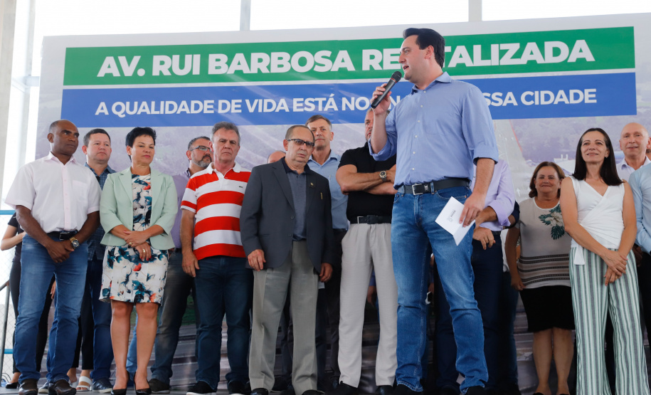 Com apoio do Governo do Estado, uma das mais importantes vias de São José dos Pinhais, na Região Metropolitana de Curitiba (RMC), será duplicada e revitalizada. O governador Carlos Massa Ratinho Junior assinou nesta quarta-feira (29), na Praça da Juventude, no bairro Guatupê, a ordem de serviço para o início das obras de duplicação da Avenida Rui Barbosa, Trecho Norte.