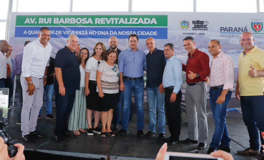 Com apoio do Governo do Estado, uma das mais importantes vias de São José dos Pinhais, na Região Metropolitana de Curitiba (RMC), será duplicada e revitalizada. O governador Carlos Massa Ratinho Junior assinou nesta quarta-feira (29), na Praça da Juventude, no bairro Guatupê, a ordem de serviço para o início das obras de duplicação da Avenida Rui Barbosa, Trecho Norte.