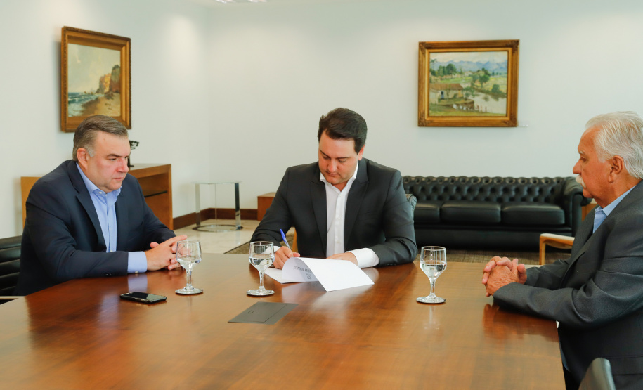 A regulamentação da Lei nº 19.784, de 20 de dezembro de 2018, que institui a Política Estadual de Economia Solidária, assinada pelo governador Ratinho Junior e pelo secretário da Justiça, Família e Trabalho, Ney Leprevost
Foto: Rodrigo Felix Leal