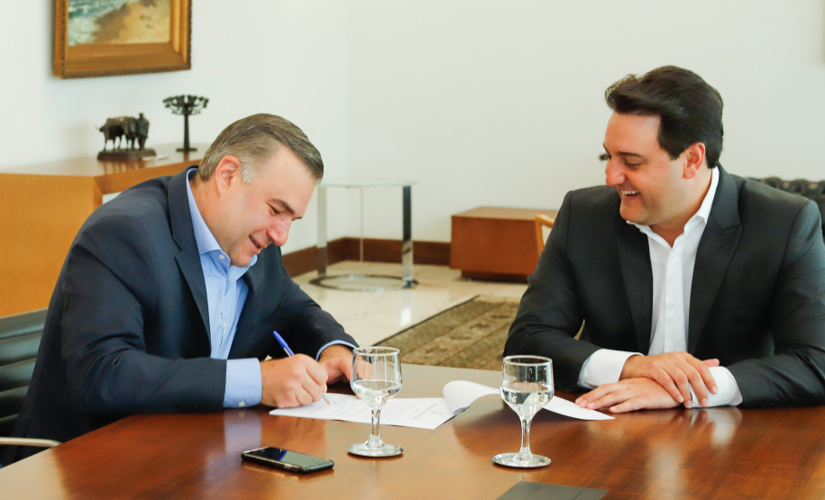 A regulamentação da Lei nº 19.784, de 20 de dezembro de 2018, que institui a Política Estadual de Economia Solidária, assinada pelo governador Ratinho Junior e pelo secretário da Justiça, Família e Trabalho, Ney Leprevost
Foto: Rodrigo Felix Leal