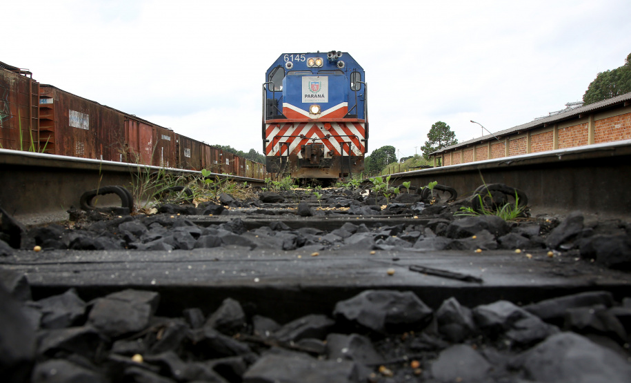 De acordo com a Secretaria da Infraestrutura e Logística, parceria com a Rumo vai fazer com que o volume de produtos transportados na malha ferroviária que liga Cascavel a Guarapuava passe de 1,1 milhão de toneladas por ano para cerca de 2 milhões/ano.
Foto: Jaelson Lucas