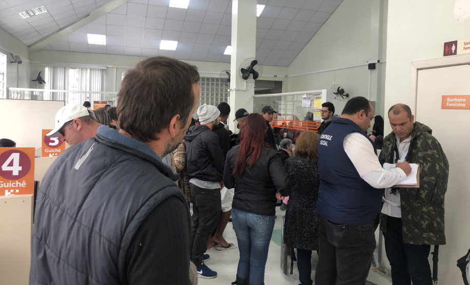 A equipe da CGE Itinerante também estimula o cidadão a usar os canais de comunicação com a administração pública. 
Foto: CGE