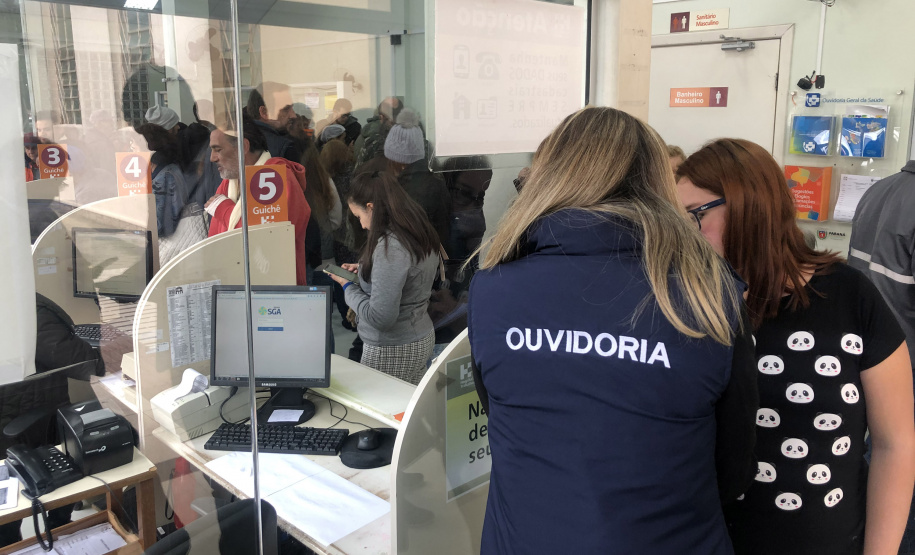 A equipe da CGE Itinerante também estimula o cidadão a usar os canais de comunicação com a administração pública. 
Foto: CGE