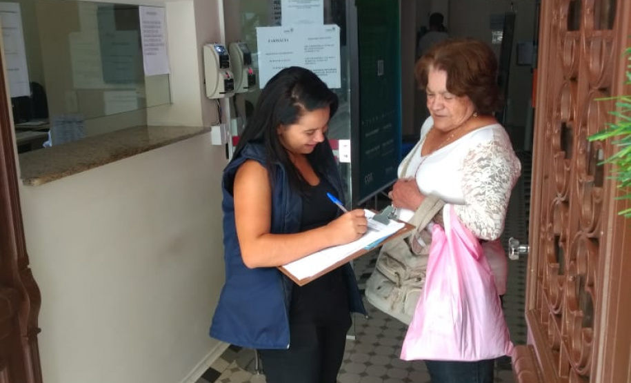 A equipe da CGE Itinerante também estimula o cidadão a usar os canais de comunicação com a administração pública. 
Foto: CGE