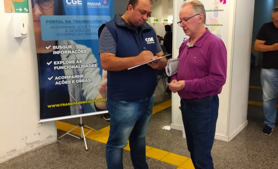 A equipe da CGE Itinerante também estimula o cidadão a usar os canais de comunicação com a administração pública. 
Foto: CGE