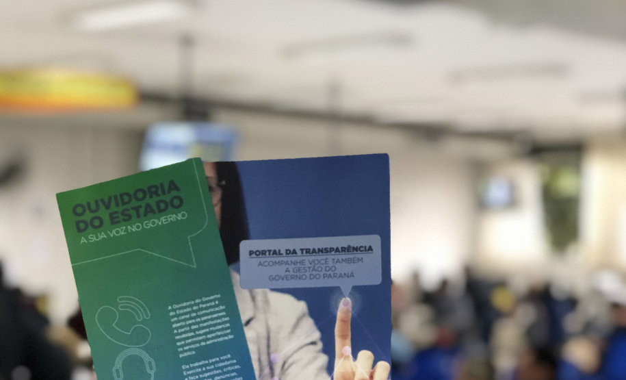 A equipe da CGE Itinerante também estimula o cidadão a usar os canais de comunicação com a administração pública. 
Foto: CGE