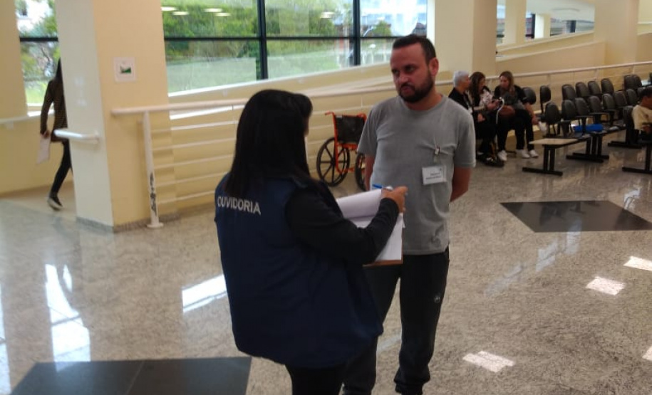 A equipe da CGE Itinerante também estimula o cidadão a usar os canais de comunicação com a administração pública. 
Foto: CGE