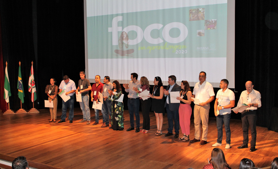Foi reconhecido o desempenho no âmbito dos programas Presente na Escola e Prova Paraná Mais. Entrega dos quase 400 certificados ocorreu no Seminário Foco na Aprendizagem, em Curitiba, que reúne os mais de 2 mil diretores.
Foto: SEED