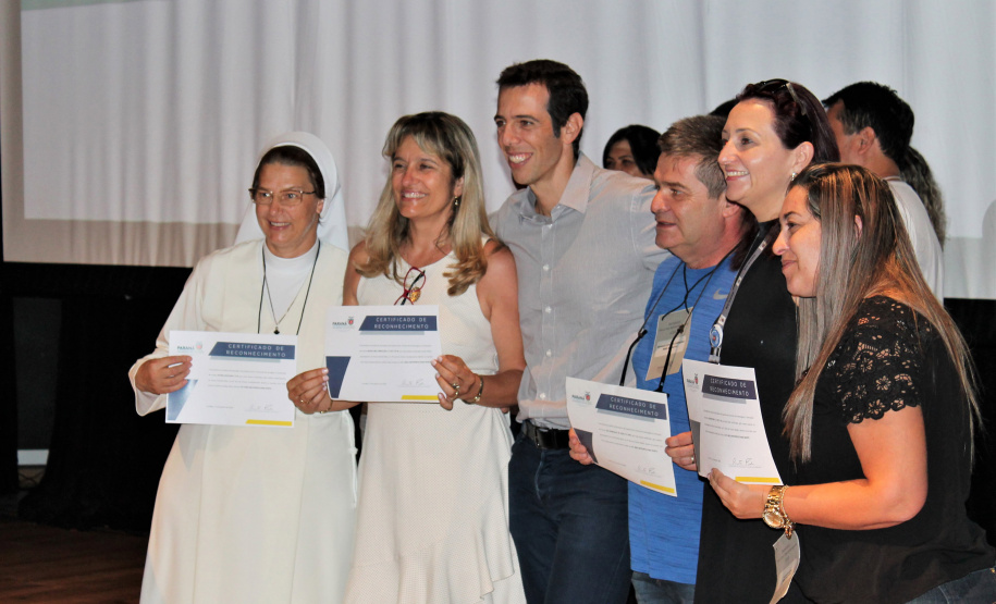 Foi reconhecido o desempenho no âmbito dos programas Presente na Escola e Prova Paraná Mais. Entrega dos quase 400 certificados ocorreu no Seminário Foco na Aprendizagem, em Curitiba, que reúne os mais de 2 mil diretores.
Foto: SEED