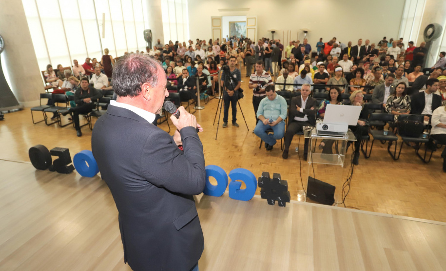 A Superintendência Geral de Diálogo e Interação Social do Governo do Estado (Sudis) lança nesta quinta-feira (30), às 14h, o Grupo de Trabalho dos Povos e Comunidades Tradicionais do Paraná. Presentes: o superintendente de Diálogo e Integração Social, Mauro Rockenbach; secretários: de Desenvolvimento Urbano, João Carlos Ortega; de Justiça, Família e Trabalho, Ney Leprevost; entre outros.
Curitiba, 30-01-20.
Foto: Arnaldo Alves / AEN.