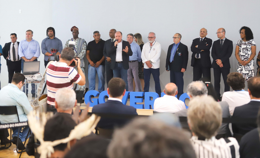 A Superintendência Geral de Diálogo e Interação Social do Governo do Estado (Sudis) lança nesta quinta-feira (30), às 14h, o Grupo de Trabalho dos Povos e Comunidades Tradicionais do Paraná. Presentes: o superintendente de Diálogo e Integração Social, Mauro Rockenbach; secretários: de Desenvolvimento Urbano, João Carlos Ortega; de Justiça, Família e Trabalho, Ney Leprevost; entre outros.
Curitiba, 30-01-20.
Foto: Arnaldo Alves / AEN.